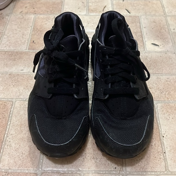 Nike All Black Huarache Sneakers - Picture 4 of 7
